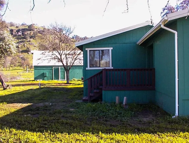 a view of a back yard of the house