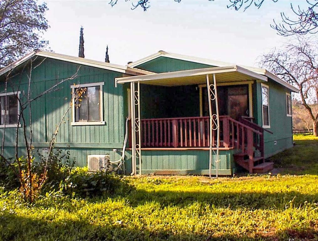 37702 Squaw Valley Road Squaw Valley, CA 93675 - Photo 8 of 42 a front view of a house with a yard