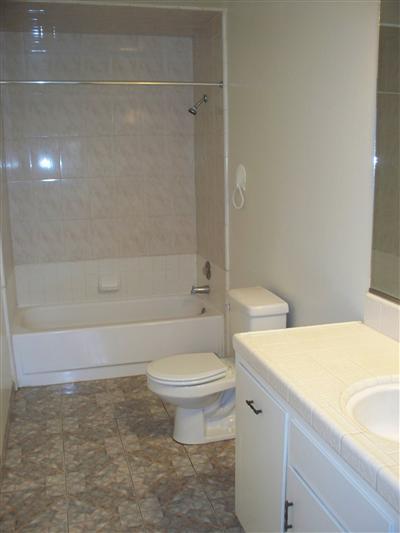 705 East Sycamore Avenue Reedley, CA 93654 - Photo 4 of 12 Hall bathroom with tub/shower