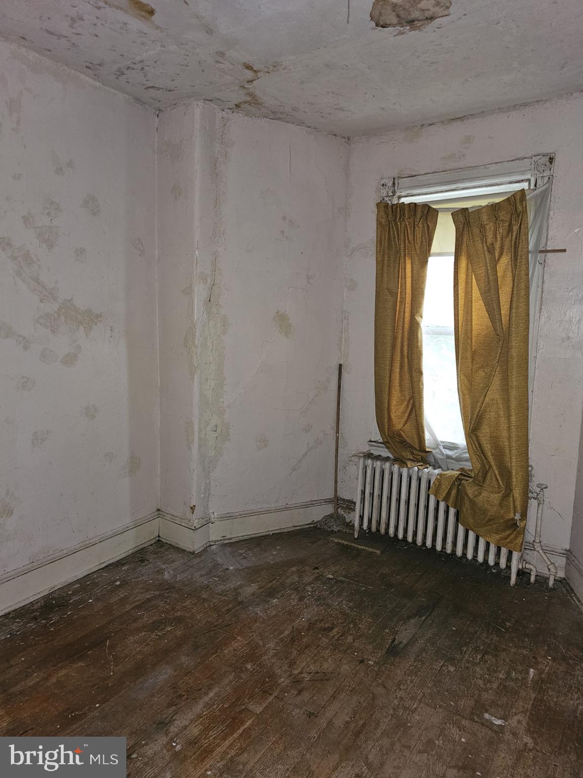 407 16th Street Southeast Washington, DC 20003 - Photo 4 of 9