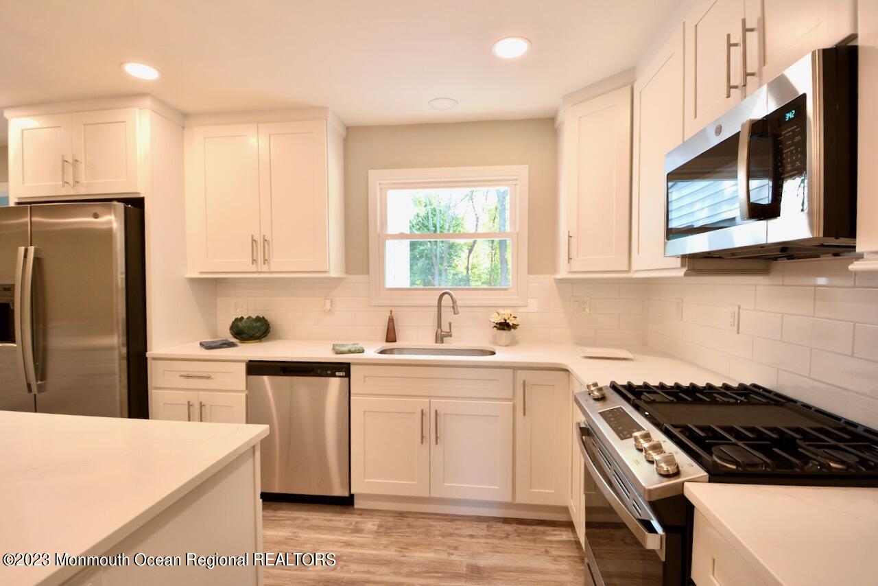 6 Wickatunk Road Manalapan, NJ 07726 - Photo 5 of 35 NEW SS Appliances!