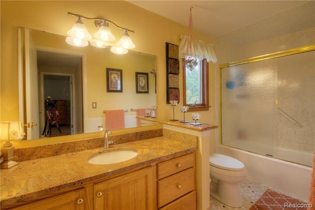 45044 Lemont Road Canton, MI 48187 - Photo 26 of 34 28 M Bath.jpg