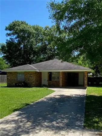 $1,500 | 241 Live Oak Street, Mandeville, LA 70448