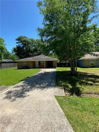 $1,500 | 241 Live Oak Street, Mandeville, LA 70448