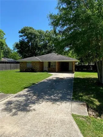 $1,500 | 241 Live Oak Street, Mandeville, LA 70448