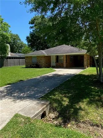 $1,500 | 241 Live Oak Street, Mandeville, LA 70448