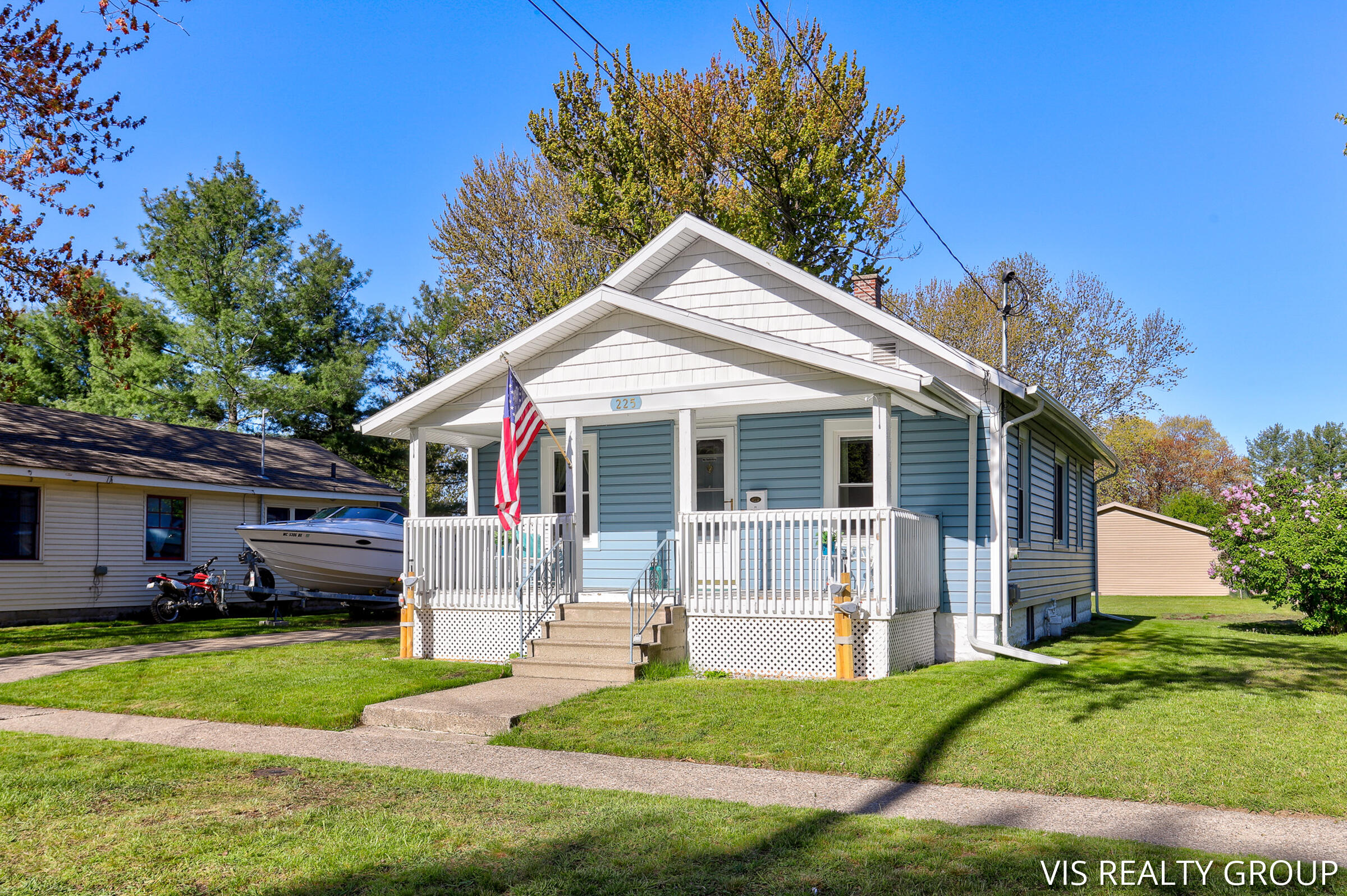 225 South Buchanan Street Spring Lake, MI 49456 - Photo 1 of 27 225 S Buchanan St, Spring Lake, MI-1