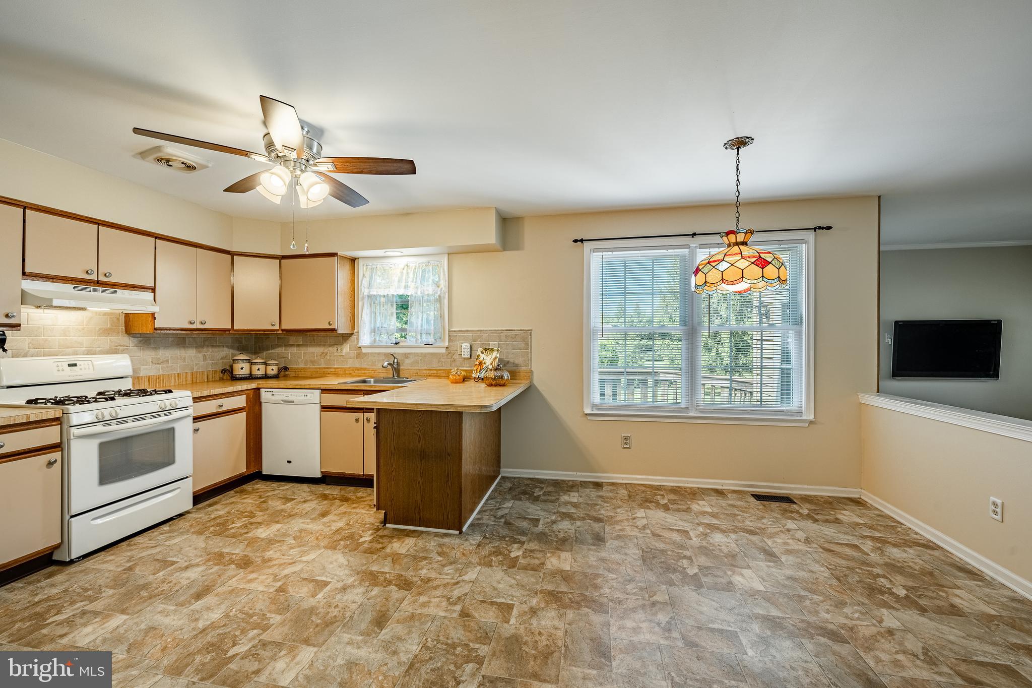 728 Jarrett Road Horsham, PA 19044 - Photo 12 of 38 Open floor plan!