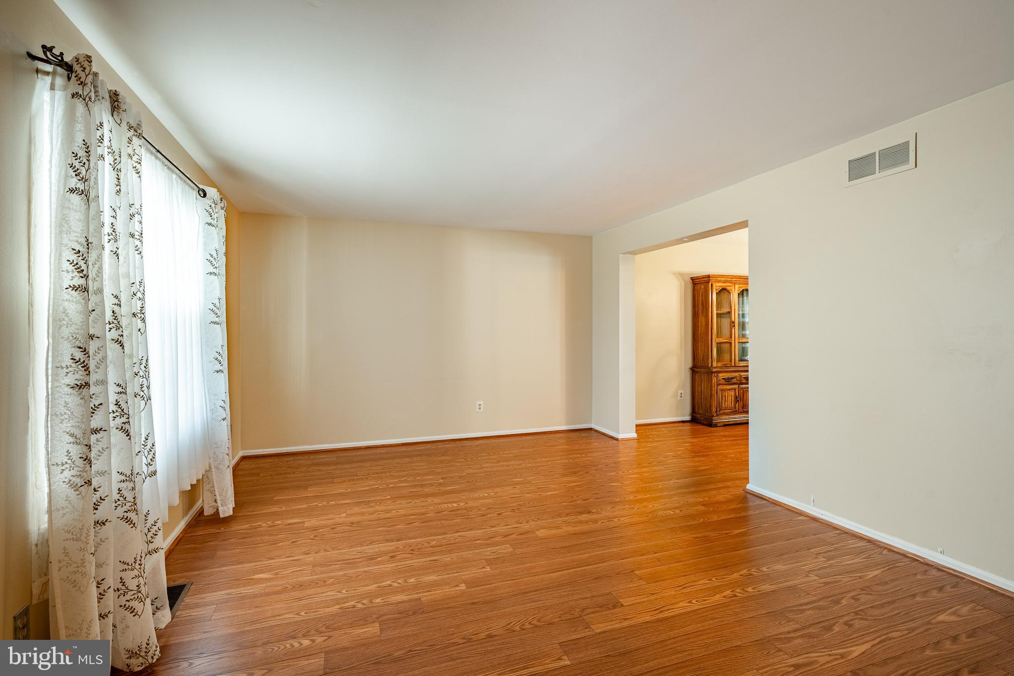 728 Jarrett Road Horsham, PA 19044 - Photo 8 of 38 Generous size living room!