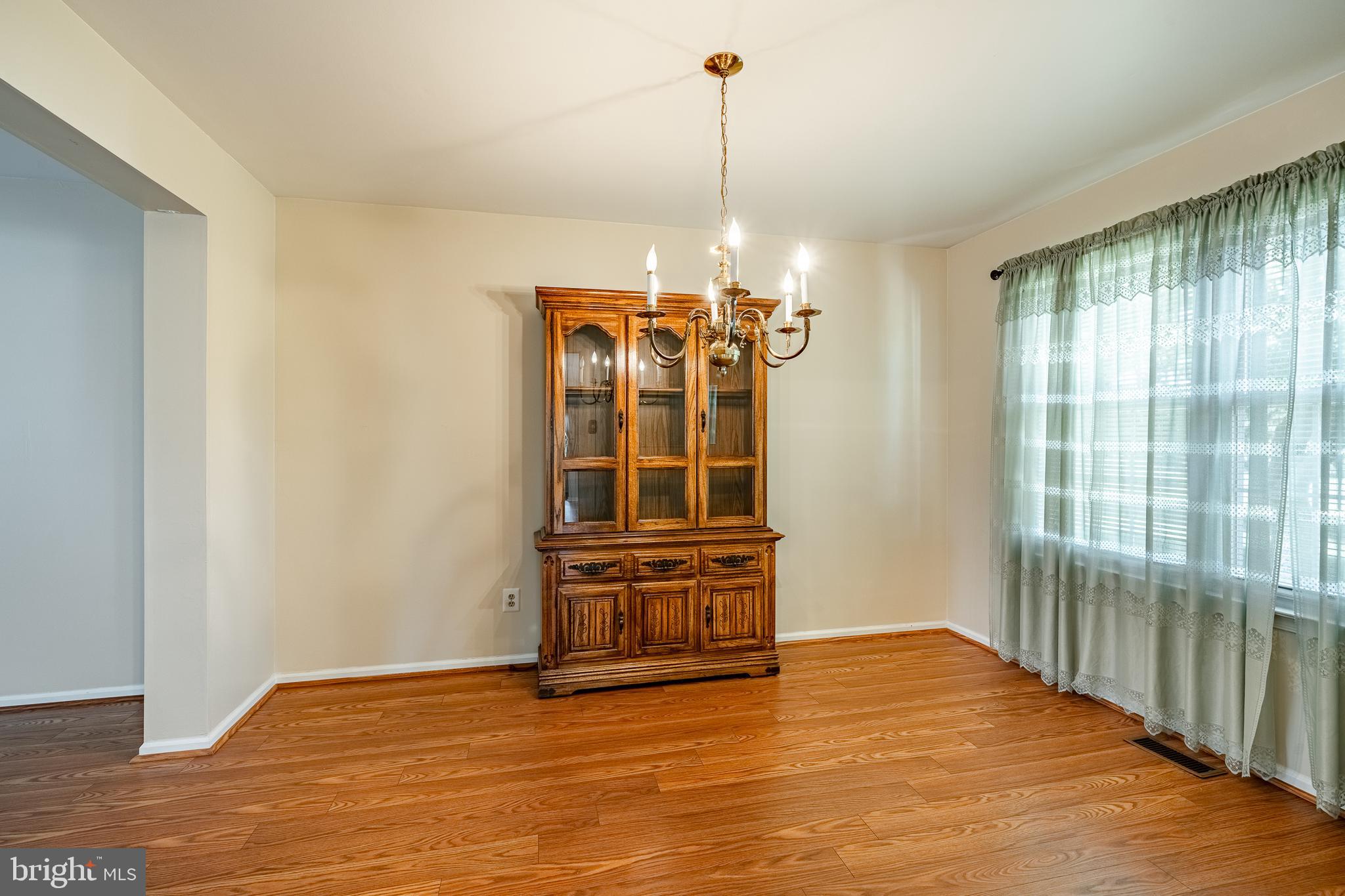 728 Jarrett Road Horsham, PA 19044 - Photo 10 of 38 Enjoy family dinners