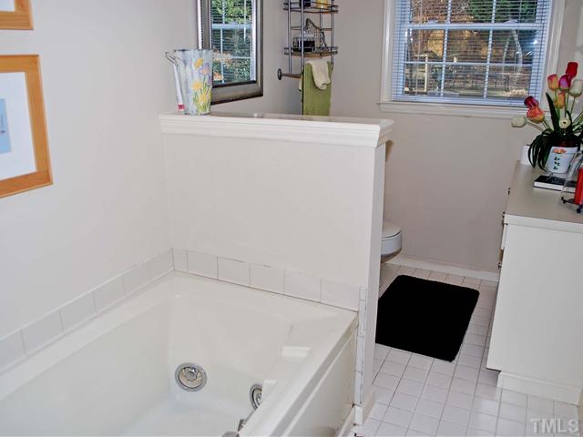 5013 Dantree Place Raleigh, NC 27609 - Photo 16 of 18 Guest Bath w/ Jetted Tub!