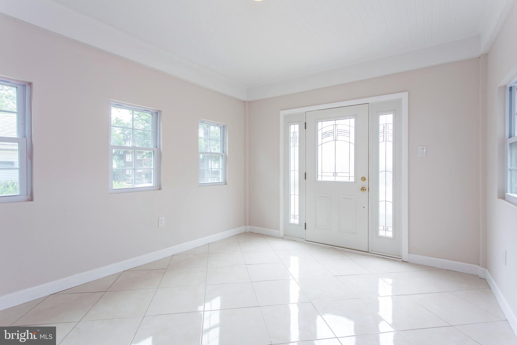 6127 Nassau Road Philadelphia, PA 19151 - Photo 4 of 39 Enclosed porch