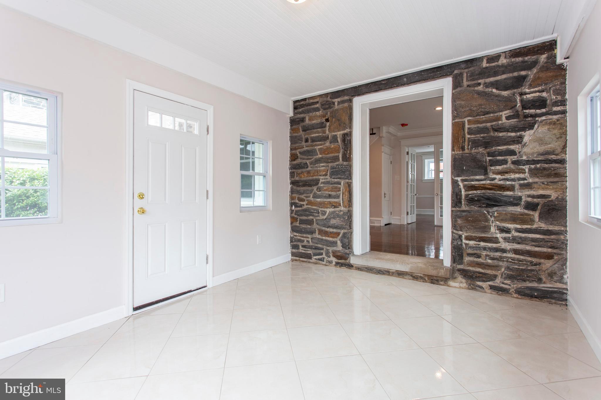 6127 Nassau Road Philadelphia, PA 19151 - Photo 5 of 39 Enclosed porch
