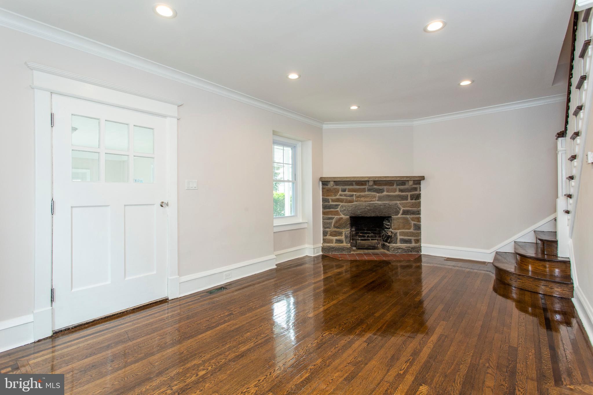6127 Nassau Road Philadelphia, PA 19151 - Photo 6 of 39 Living room