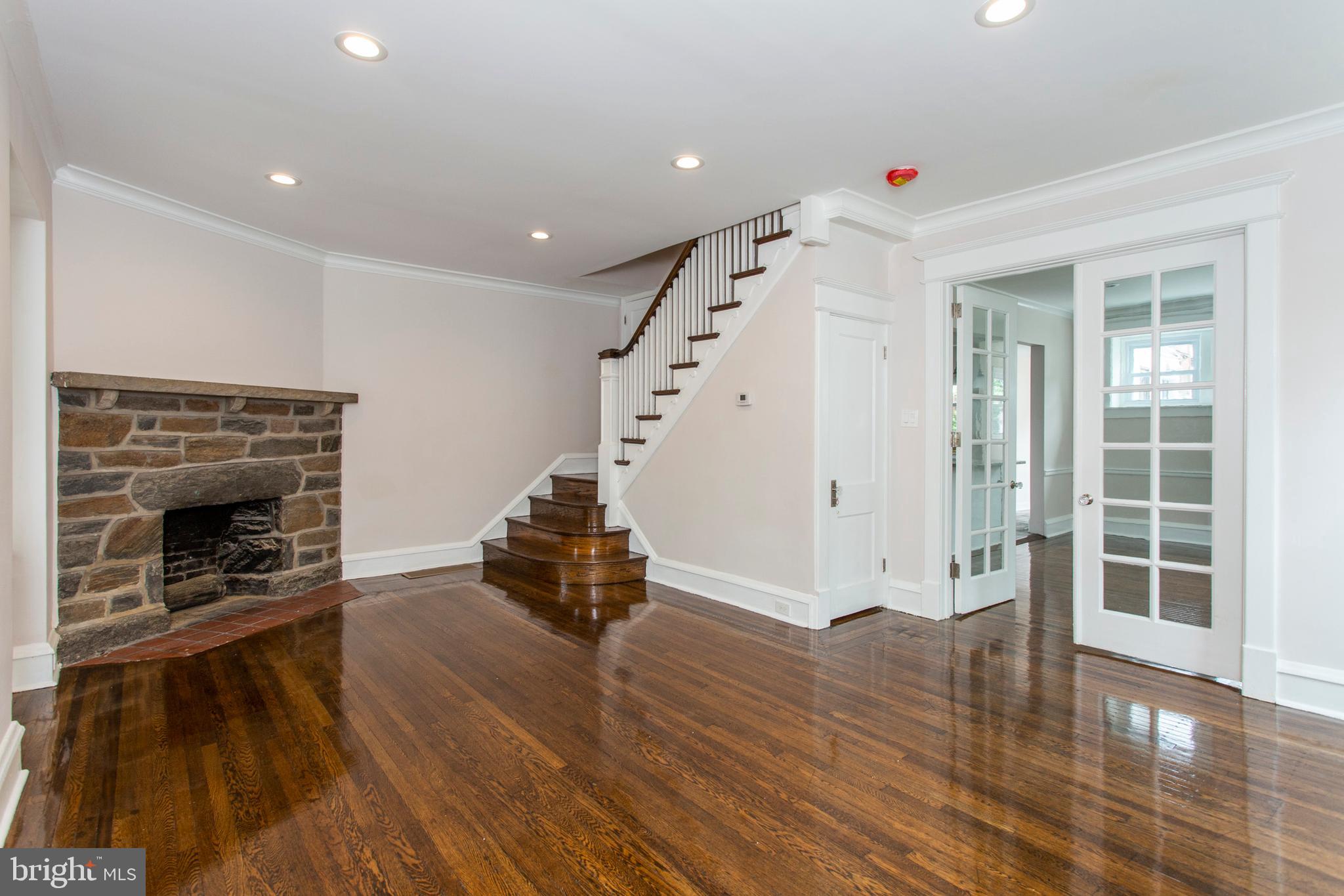 6127 Nassau Road Philadelphia, PA 19151 - Photo 7 of 39 Living room