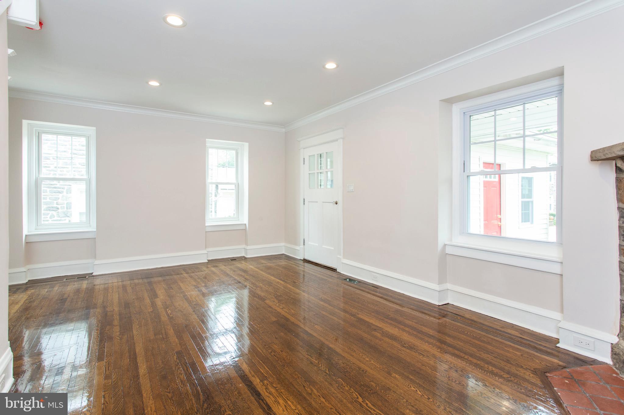 6127 Nassau Road Philadelphia, PA 19151 - Photo 8 of 39 Living room