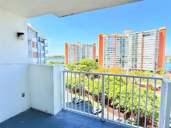 $1,500 | 1300 Northeast Miami Gardens Drive, Unit 804E, Miami, FL 33179