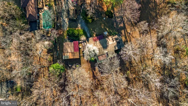a black and white photo of a living room
