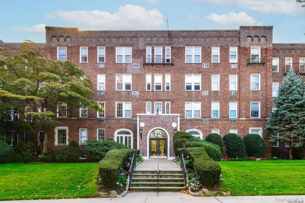 $3,200 | 12 Hamilton Place, Unit B6, Garden City, NY 11530