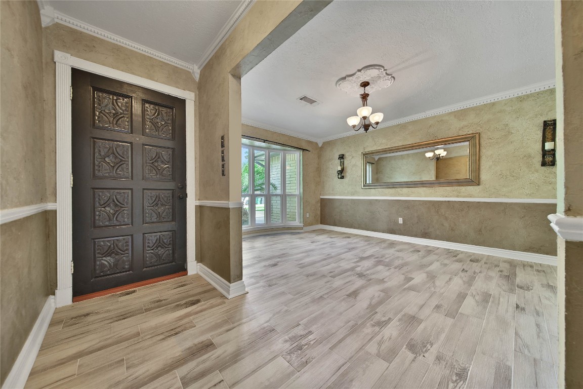 2006 Mermaid Lane Houston, TX 77062 - Photo 4 of 33 Dining room or office space.