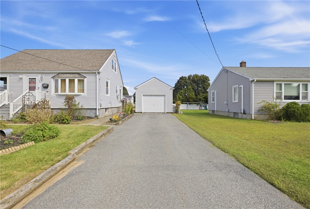 136 Durfee Road Tiverton, RI 02878 - Photo 3 of 39 Gallery Image 3