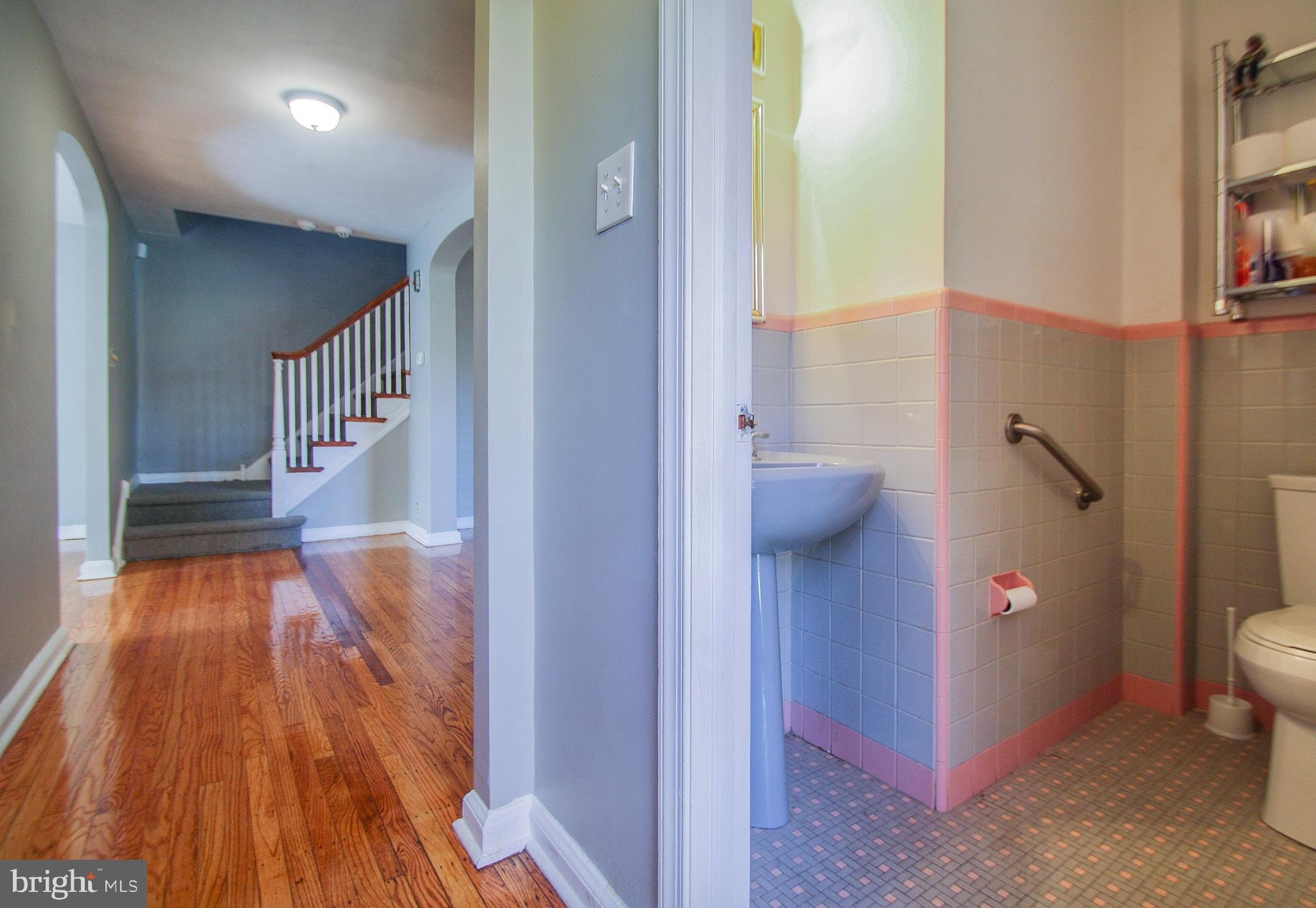 903 Vernon Road Philadelphia, PA 19150 - Photo 6 of 38 Foyer