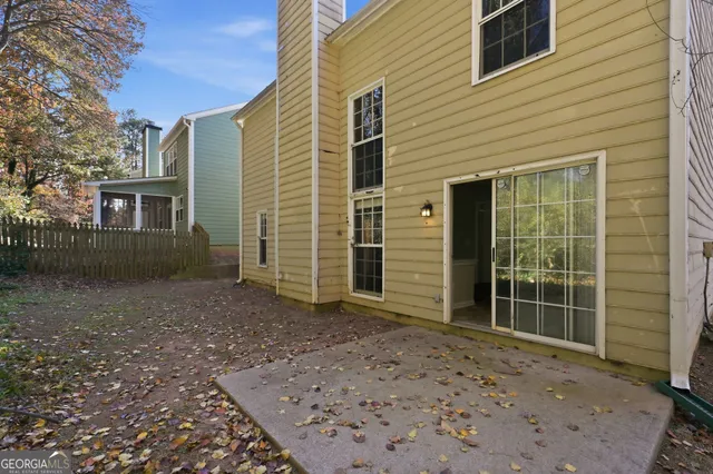 a view of a house with backyard