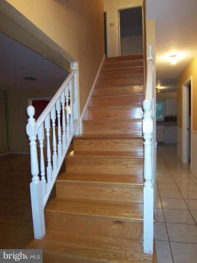 41275 Red Hill Road Leesburg, VA 20175 - Photo 8 of 12 Staircase