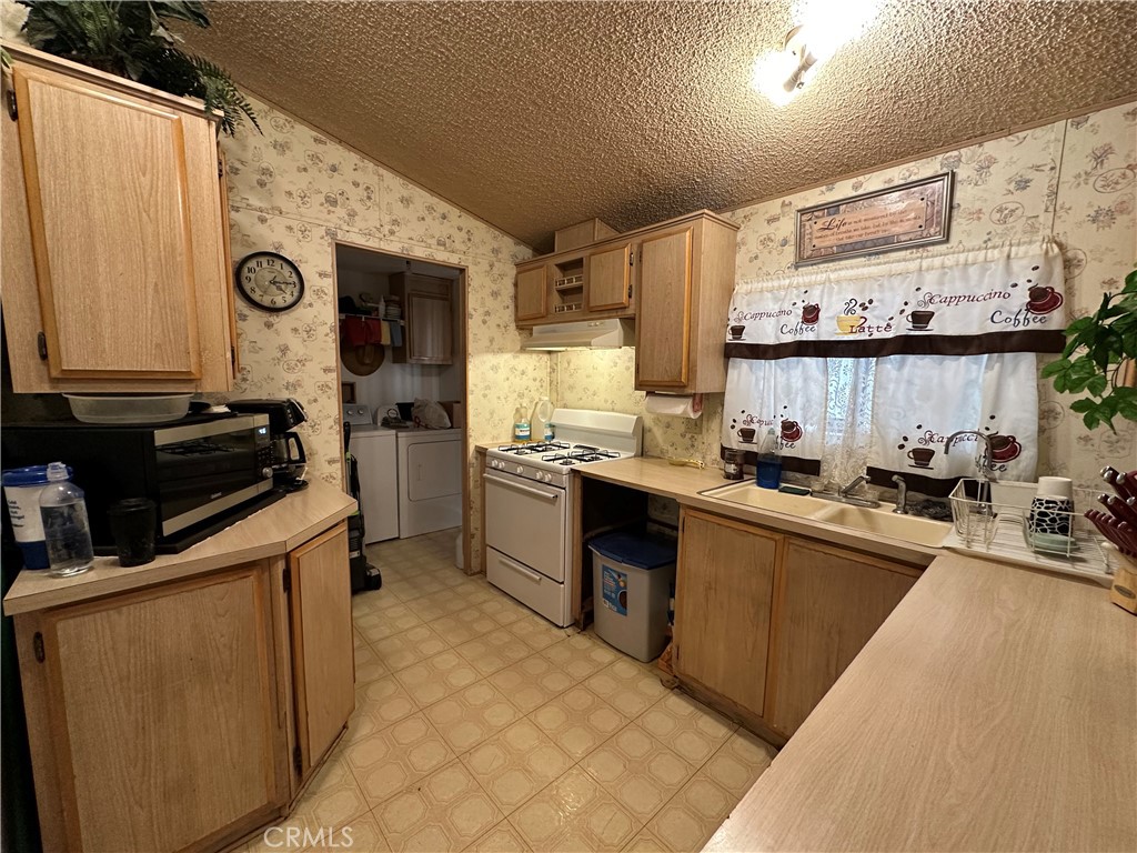 13993 Mesa Drive Blythe, CA 92225 - Photo 3 of 26 Kitchen