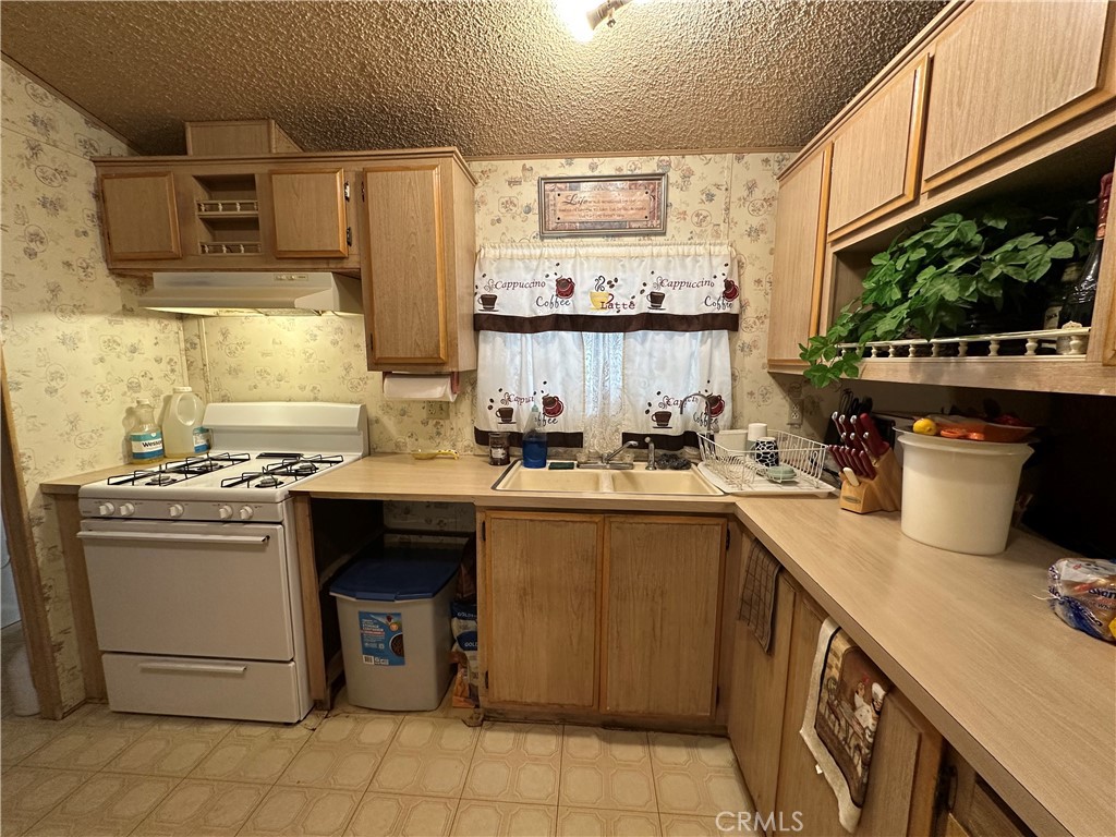 13993 Mesa Drive Blythe, CA 92225 - Photo 6 of 26 Kitchen