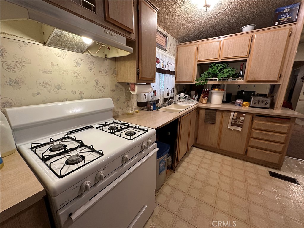 13993 Mesa Drive Blythe, CA 92225 - Photo 7 of 26 Kitchen