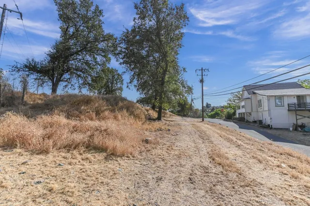 a view of a backyard of the house
