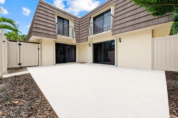 $2,400 | 7424 74th Way, West Palm Beach, FL 33407