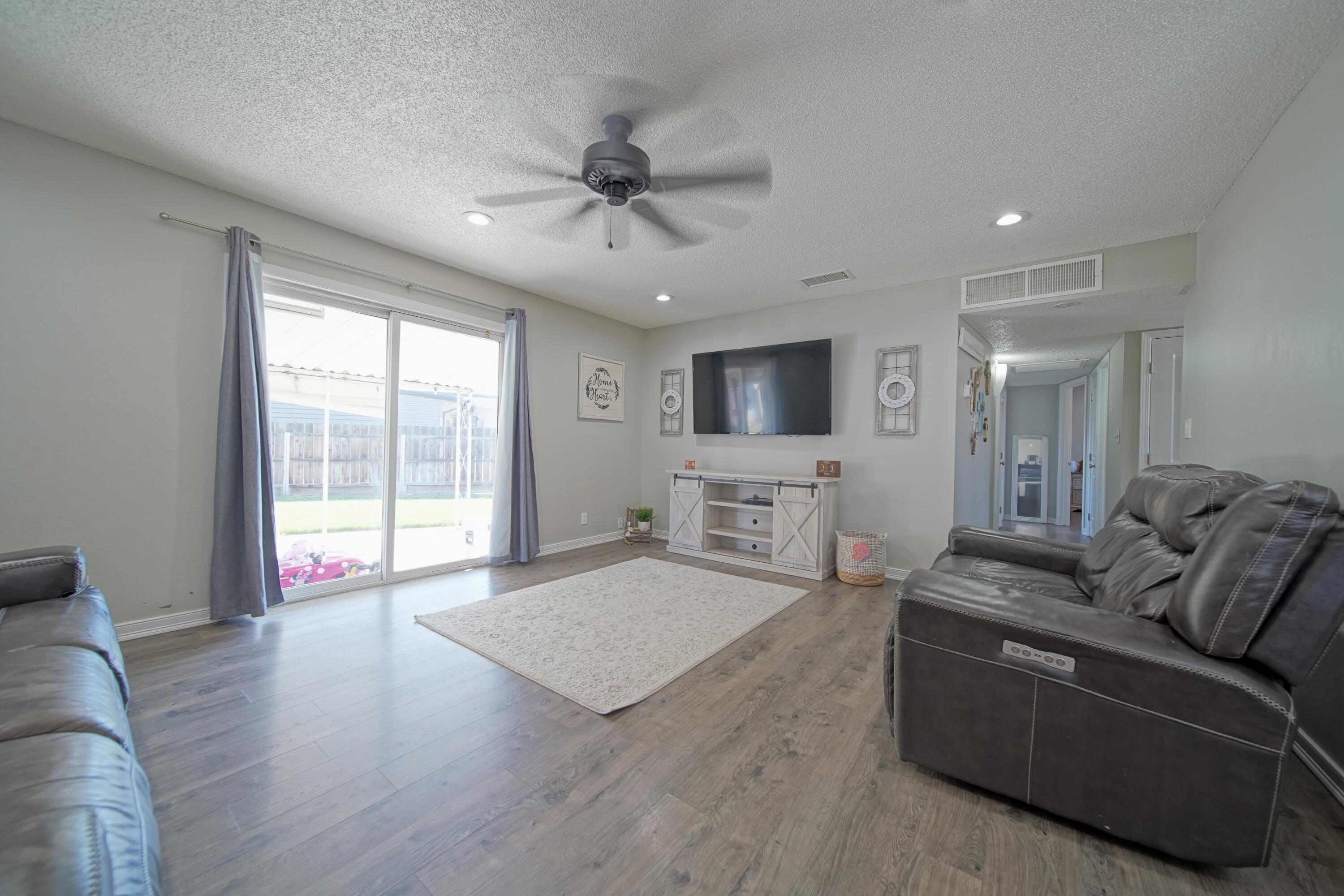 113 Bryant Court Exeter, CA 93221 - Photo 25 of 41 Living room