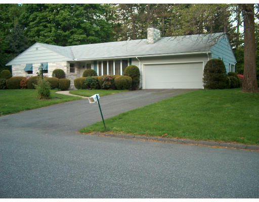 52 Longfellow Road Holyoke, MA 01040 - Photo 2 of 7