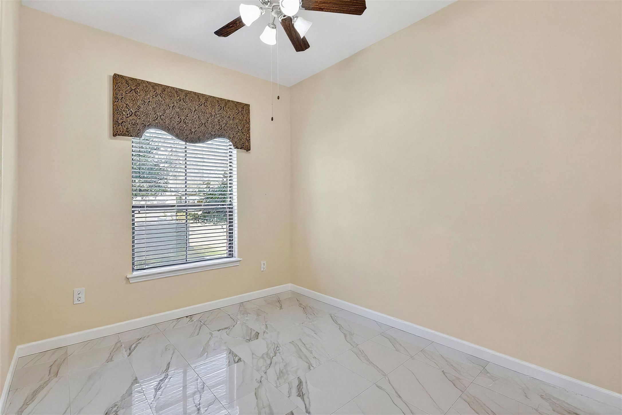 12432 Tyler Springs Lane Humble, TX 77346 - Photo 15 of 25 Front office