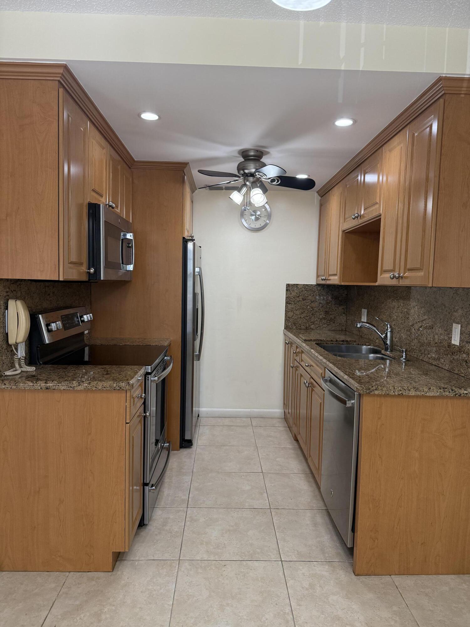2071 Exeter Boca Raton, FL 33434 - Photo 5 of 22 2071 017