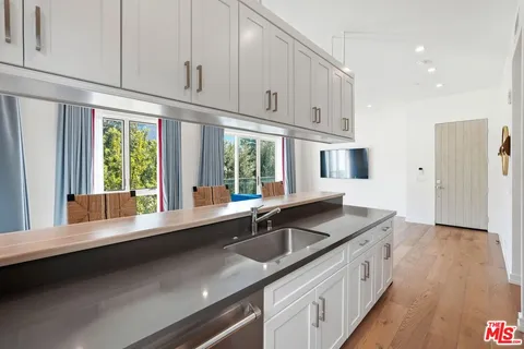 $7,500 | 1041 North Spaulding Avenue, Unit 203, Los Angeles, CA 90046