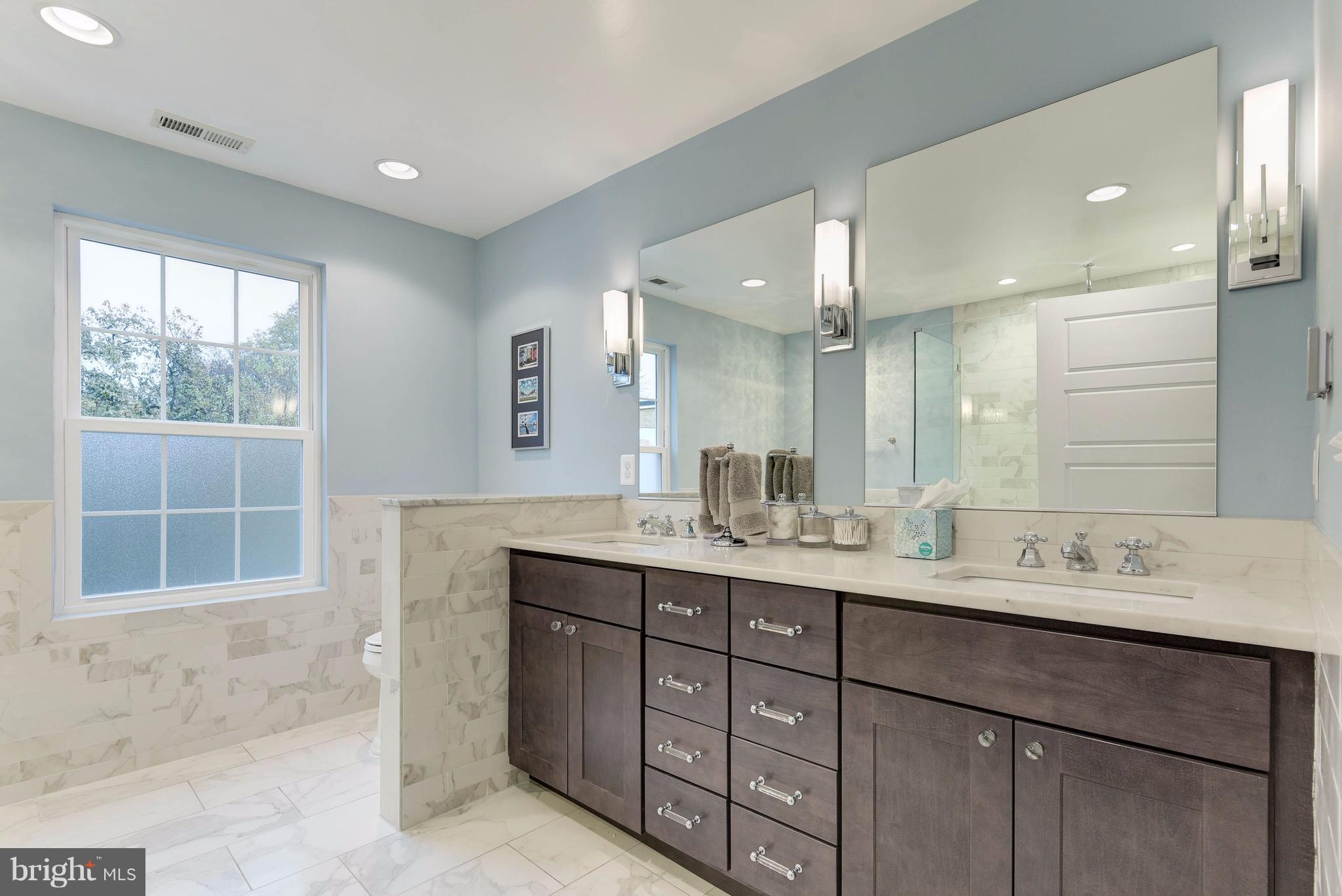 905 West Braddock Road Alexandria, VA 22302 - Photo 18 of 30 Double Sinks