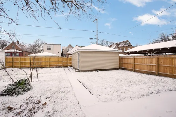 a view of a backyard