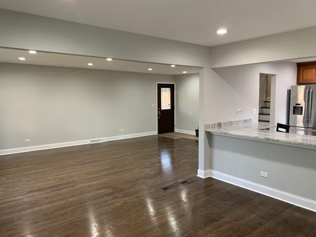 $499,900 | 6701 West Forest View Lane, Niles, IL 60714