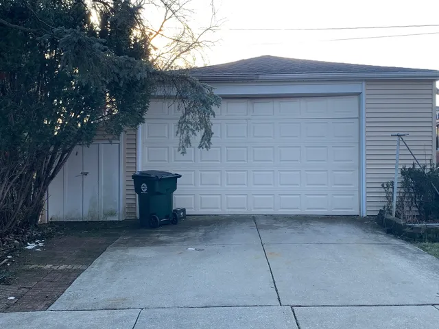 $499,900 | 6701 West Forest View Lane, Niles, IL 60714