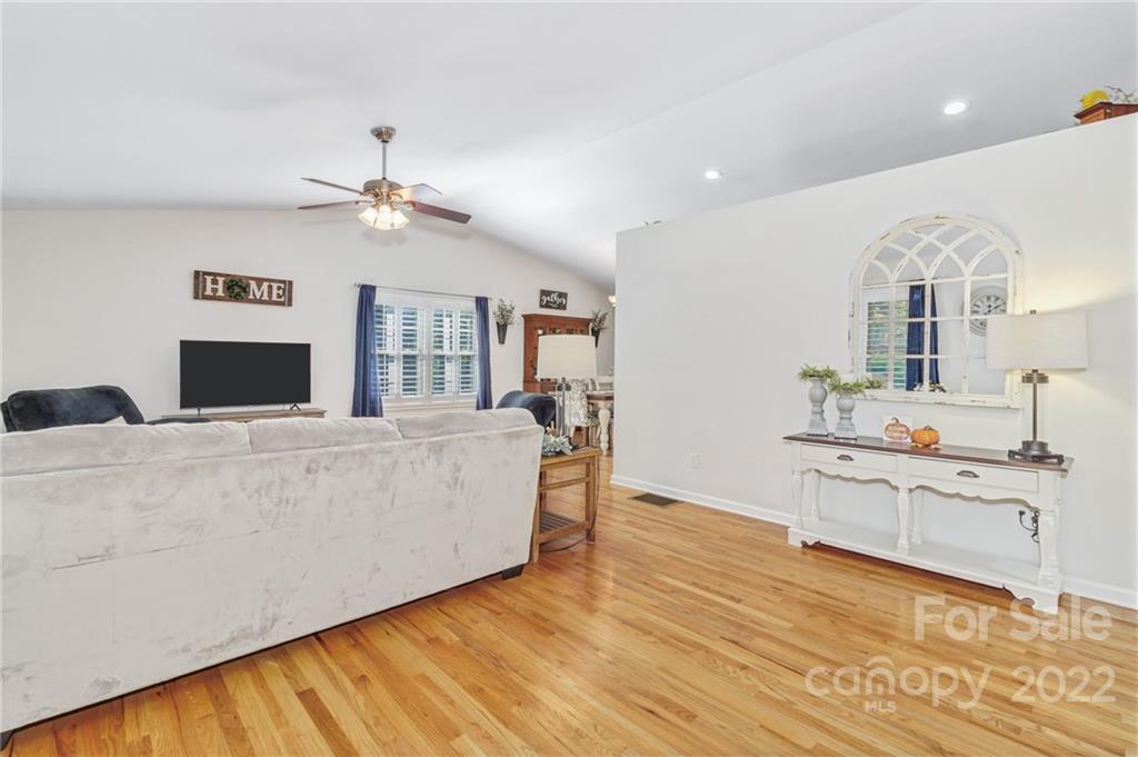 85 Redden Road Hendersonville, NC 28739 - Photo 9 of 48 Gallery Image 9