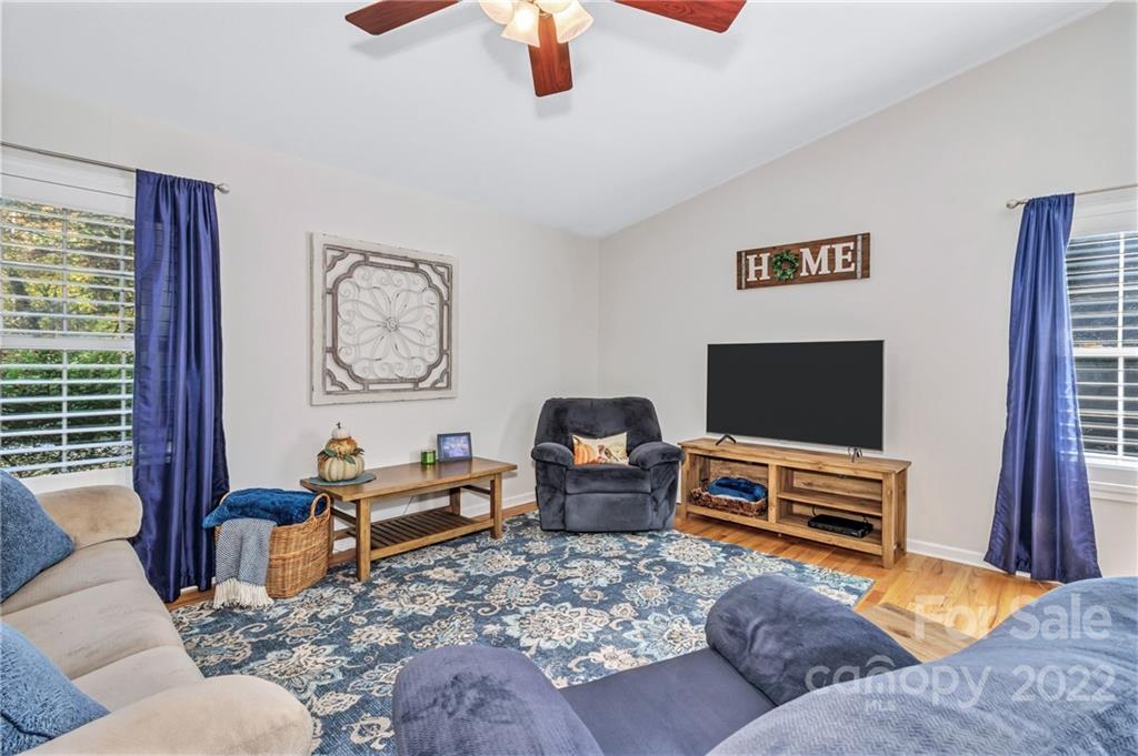 85 Redden Road Hendersonville, NC 28739 - Photo 10 of 48 Gallery Image 10