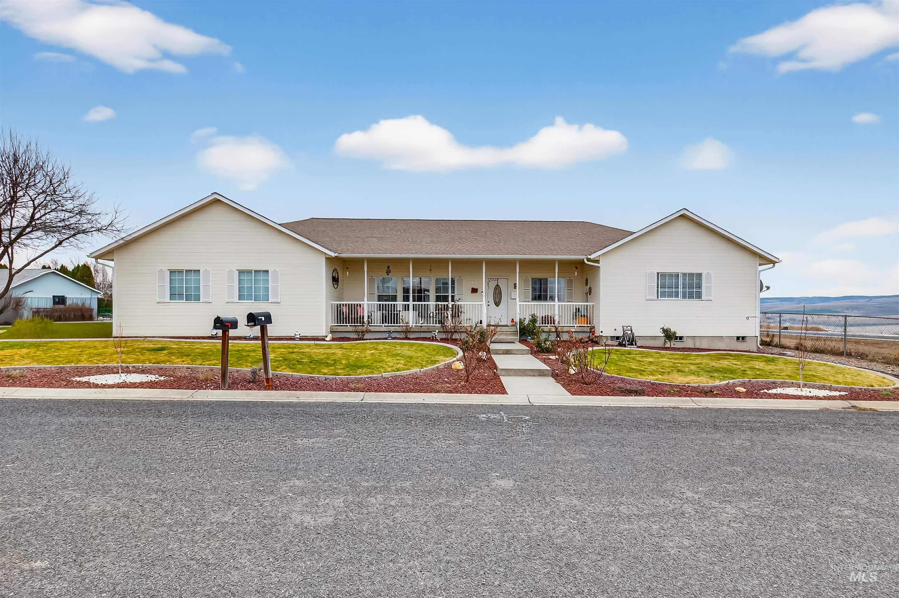 Single story home with covered porch