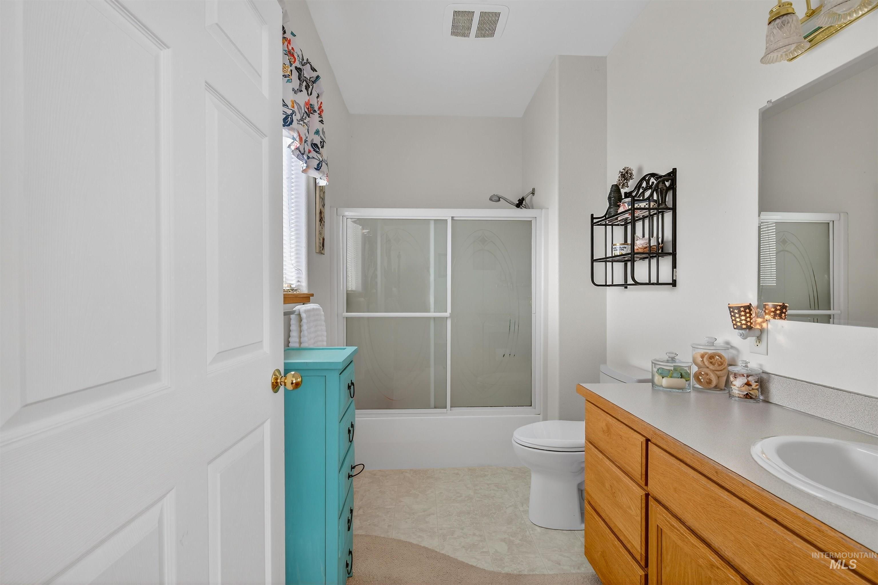 3737 19th Street Lewiston, ID 83501 - Photo 27 of 40 Full bath featuring enclosed tub / shower combo and vanity