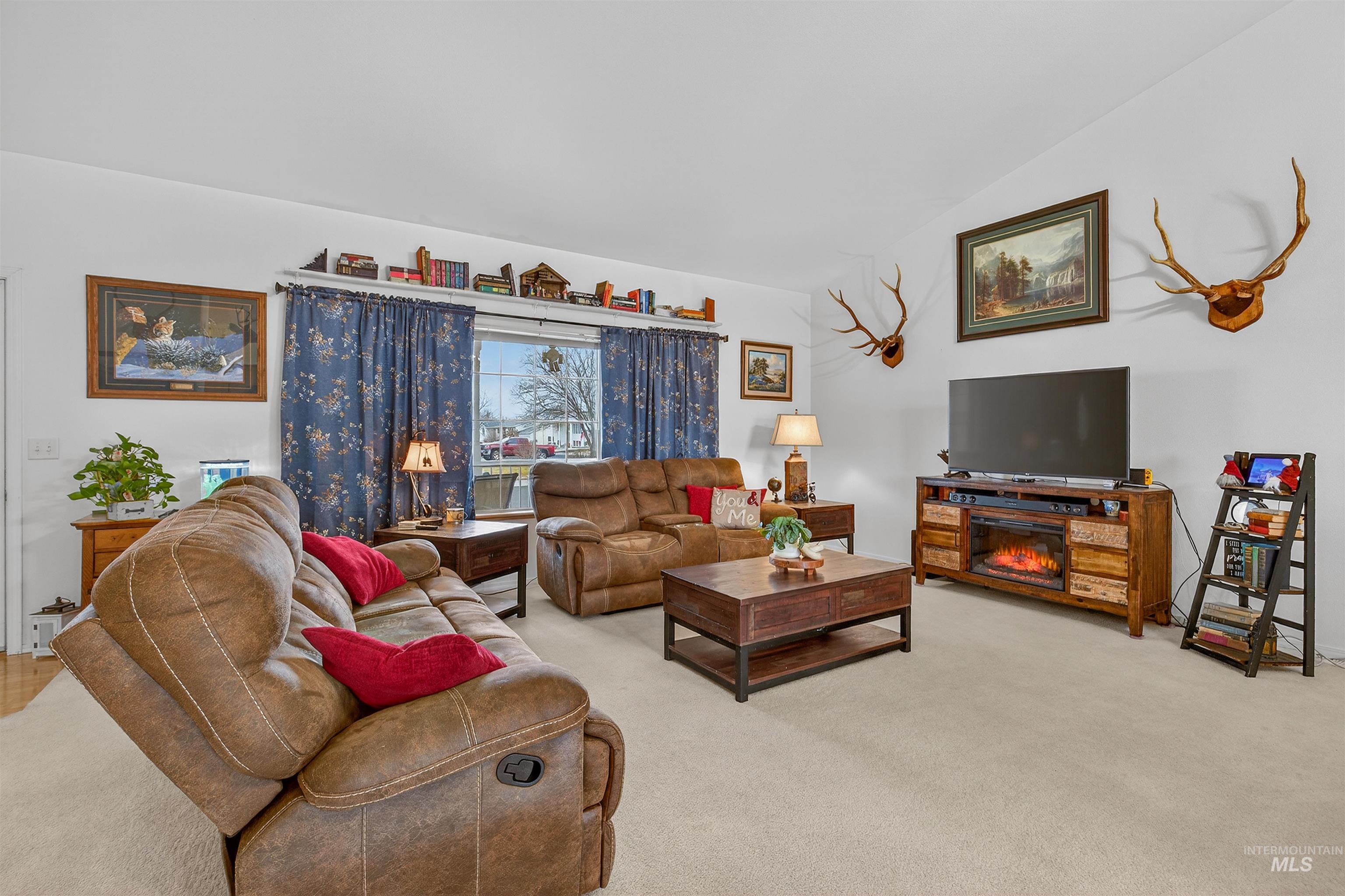3737 19th Street Lewiston, ID 83501 - Photo 29 of 40 Carpeted living room with vaulted ceiling
