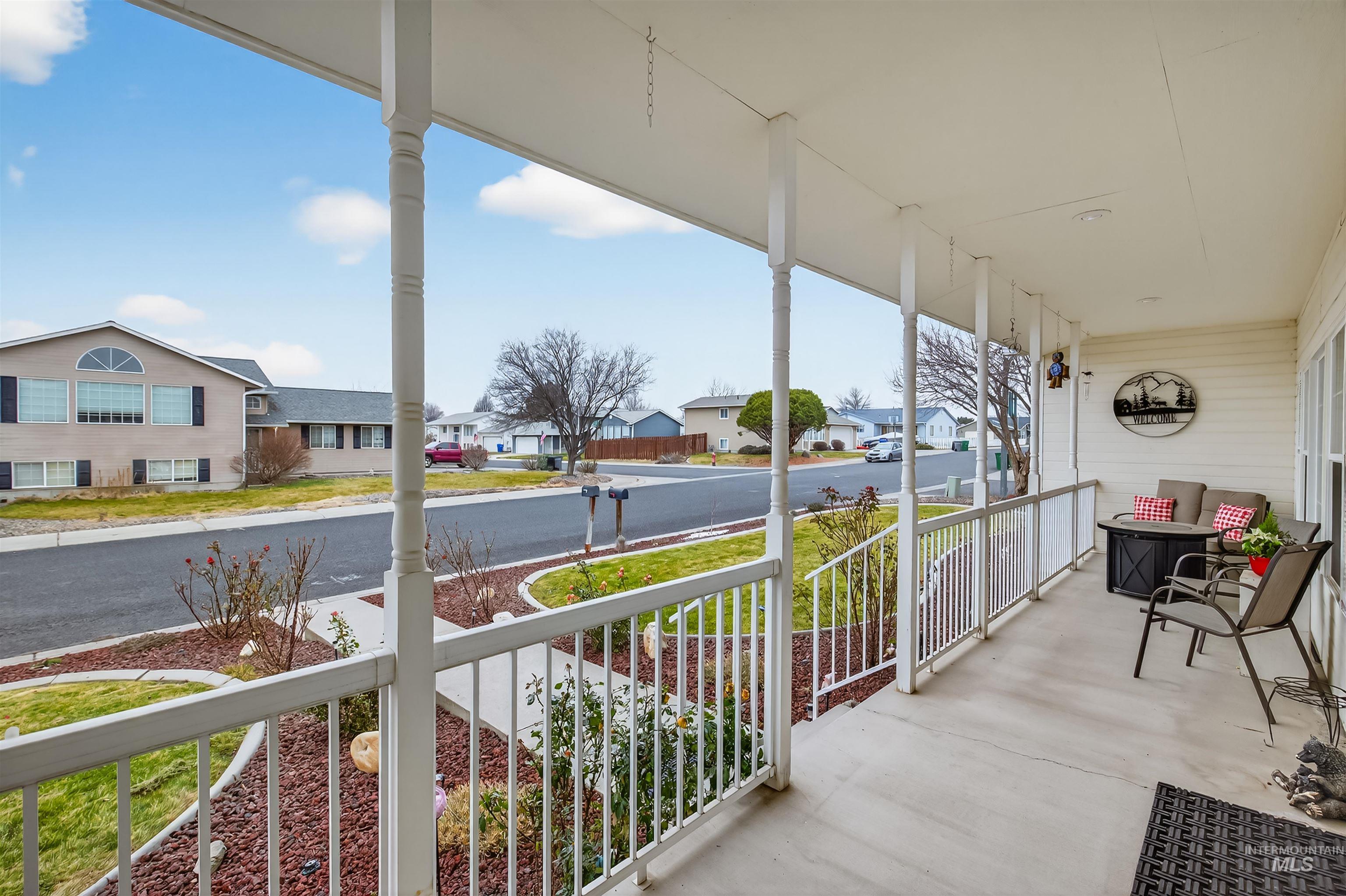 3737 19th Street Lewiston, ID 83501 - Photo 37 of 40 Covered porch with a residential view