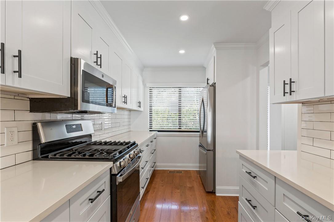 50 Pondview Road, Unit F Rye, NY 10580 - Photo 4 of 25 a kitchen with granite countertop a sink stove and refrigerator