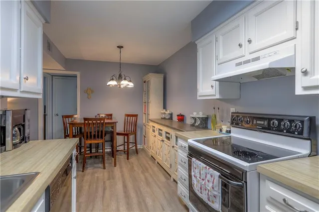 $160,000 | 12623 West 110th Terrace, Overland Park, KS 66210